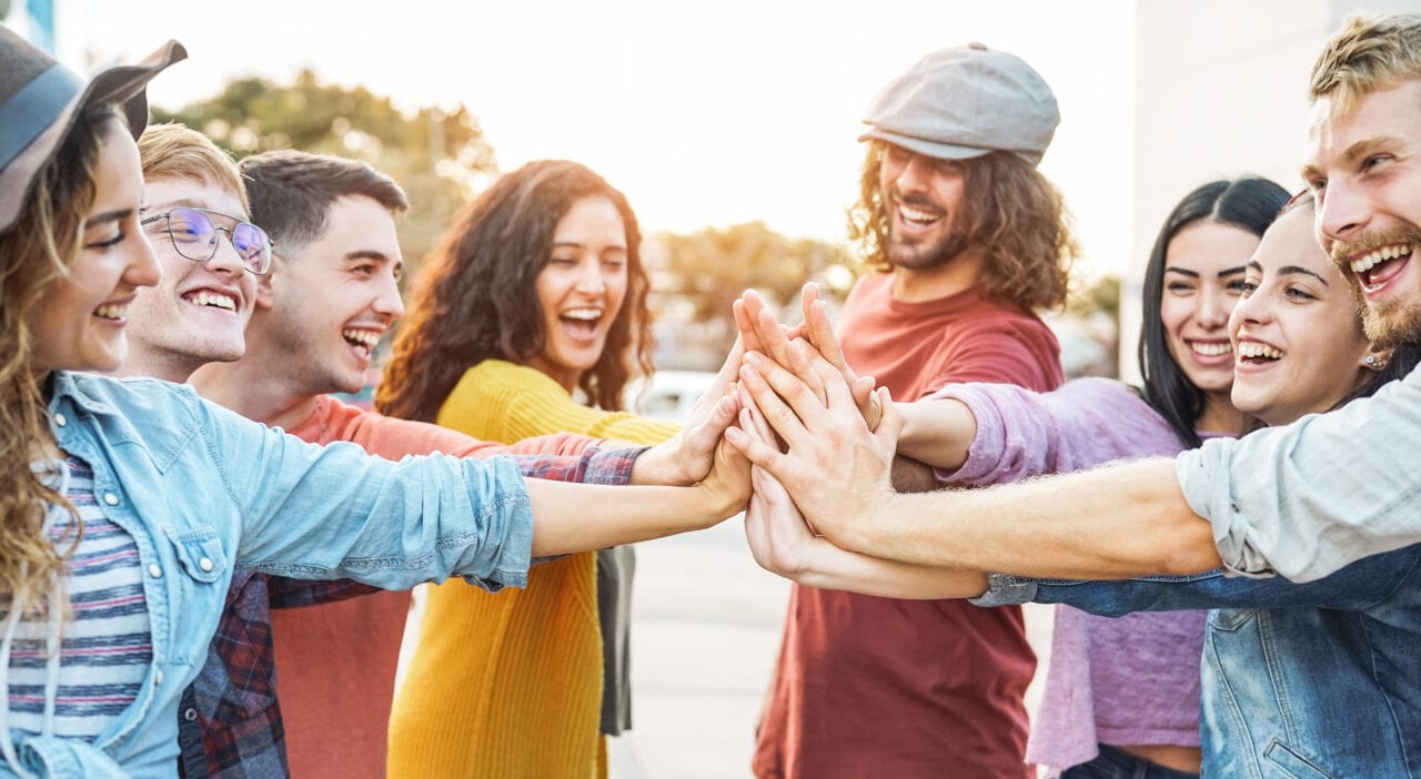 Jeunes personnes qui se tapent dans la main en souriant