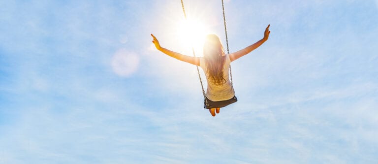 Jeune fille sur une balançoire