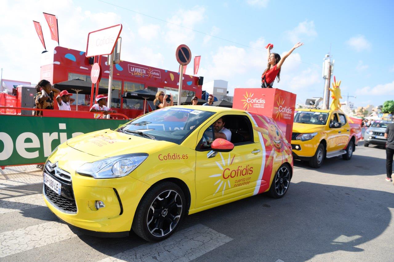 Voiture jaune Cofidis sur le tour de Vuelta