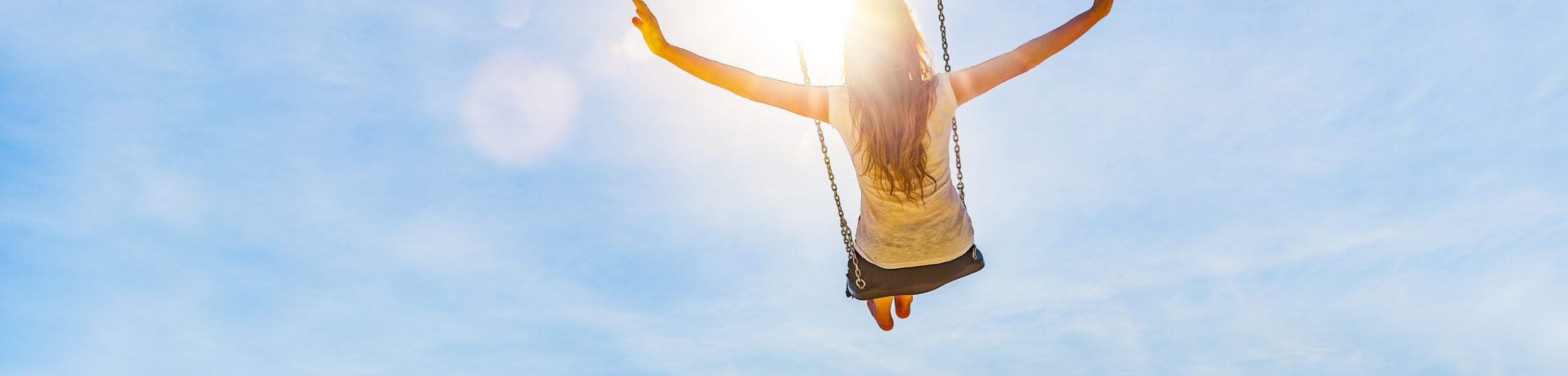 Jeune fille sur balançoire